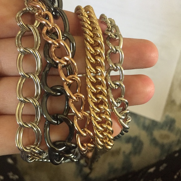 GUESS Necklace - Picture 2 of 2